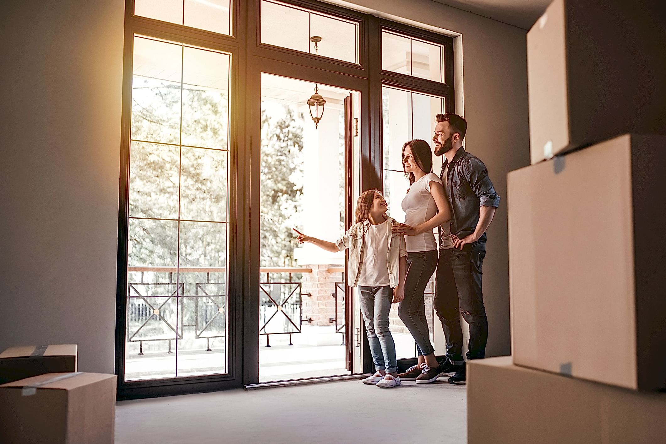 Aile yeni eve taşınıp pencereleri inceliyor.